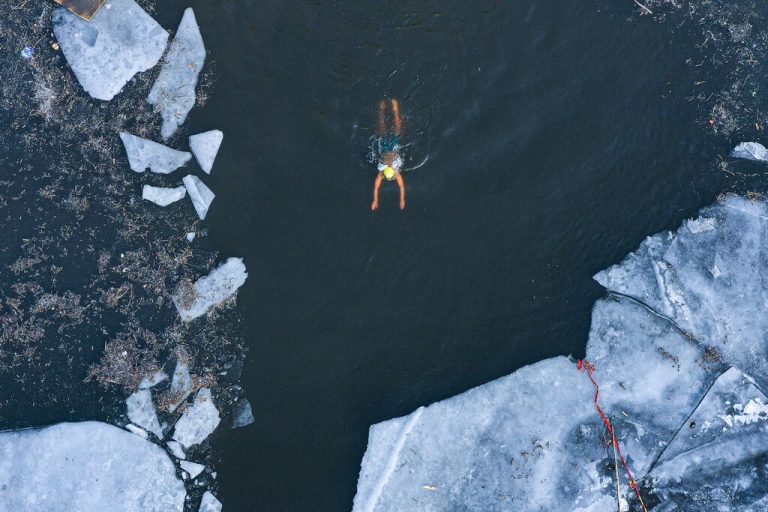 Dieses Foto zeigt einen Mann, der durch Eisbrocken an einem See in Shenyang in der nordöstlichen chinesischen Provinz Liaoning schwimmt. AFP