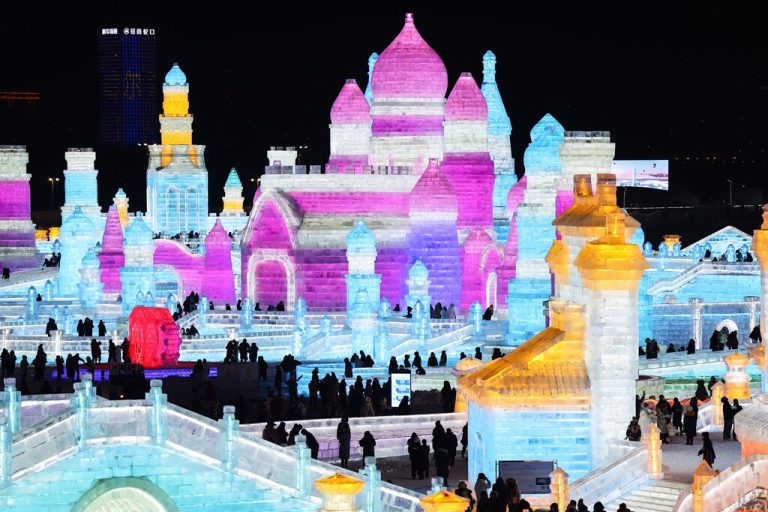 Dieses Foto zeigt Menschen, die die 25. Harbin Ice and Snow World in Harbin in der nördlichen chinesischen Provinz Heilongjiang besuchen. AFP