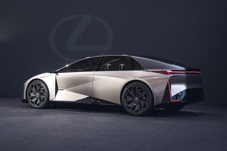 Doppelter Ausblick auf zwei E-Modelle: Oben der E-Sportler Toyota LF-SE, unten die Konzeptstudie Lexus FL-ZC.