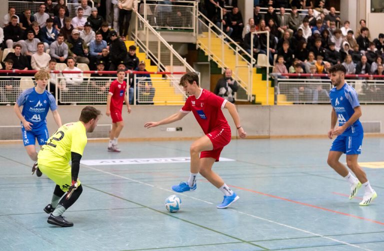 Duell der Gruppenfavoriten zwischen AKA U-18 (in Rot) und dem FC Hard.VN-Stiplovsek