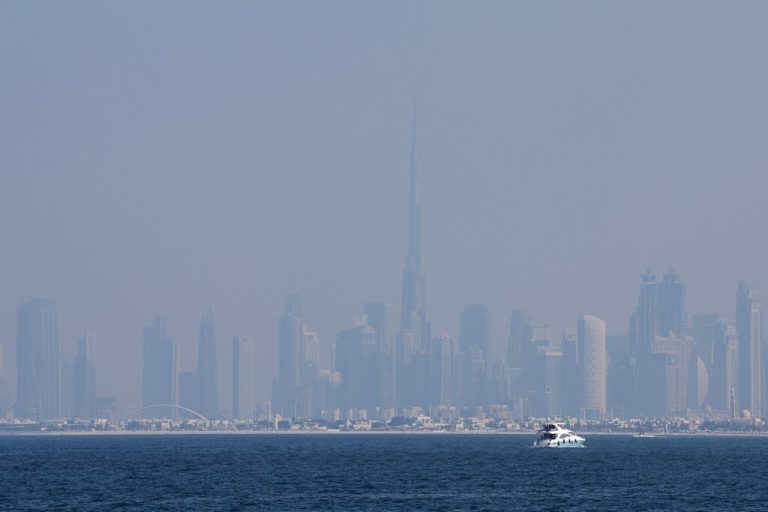 Dunst über Dubai, der Stadt, in der aktuell die Weltklimakonferenz über die Bühne geht. AFP