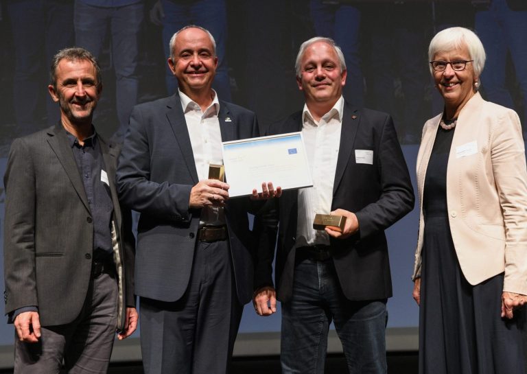 Bürgermeister Manfred Böhmwalder und e5-Teamleiter Thomas Ender konnten erneut den European Energy Award in Gold entgegennehmen. <span class="copyright">MG Götzis</span>