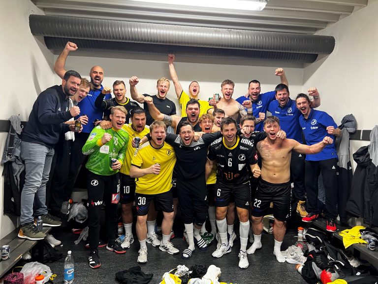 Ausgelassene Kabinenparty der Europacuphelden nach dem Einzug ins Achtelfinale des EHF European Cups. <span class="copyright">Sturm/Paul Fotografie</span> <span class="media-container dcx_media_rtab" data-dcx_media_config="{}" data-dcx_media_type="rtab"> </span><span class="marker"> </span>