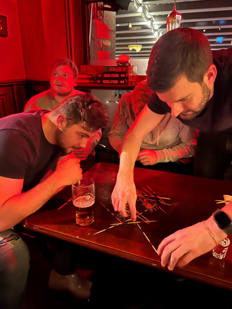 Marko Dobric schaut genau, ob Teamarzt Raphael Groicher beim Mikado alle korrekt macht. <span class="copyright">Raphael Sturm & Manuel Paul Fotografie</span>