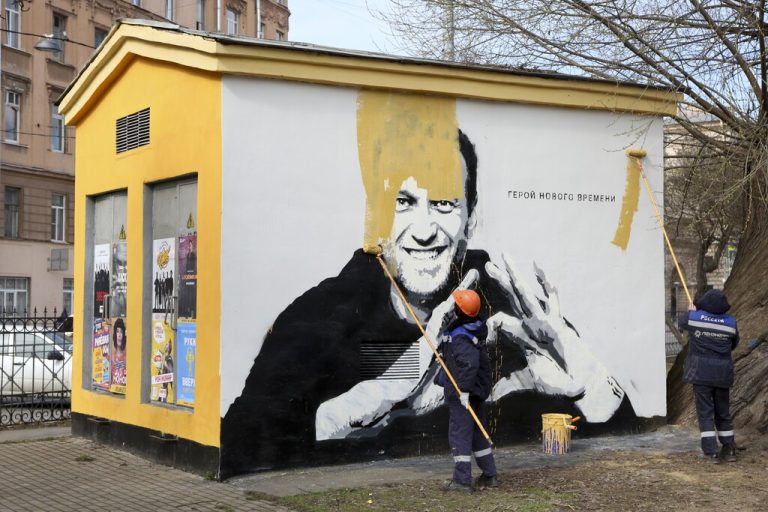 Ein Bild aus dem Archiv: Im April 2021 übermalten Gemeindebedienstete ein Graffiti des russischen Oppositionsführers Nawalny.