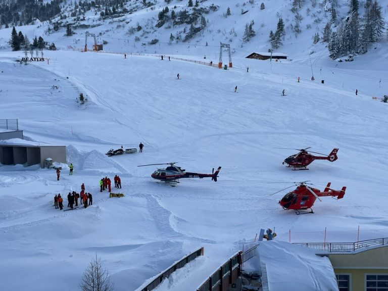 Ein Großaufgebot an Rettungskräften suchte in Obertauern nach möglichen Lawinenverschütteten. apa, bergrettung obertauern