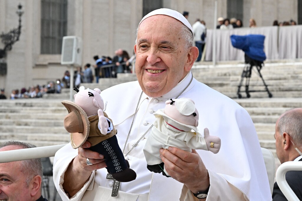 Papst gibt seine Geschenke her