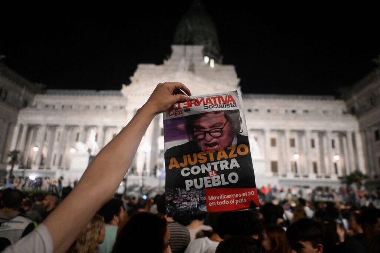 Ein Mann demonstriert gegen die neue Regierung des argentinischen Präsidenten Javier Milei vor dem Nationalkongress in Buenos Aires. Argentiniens neuer Führer stellte umstrittene Maßnahmen vor. AFP