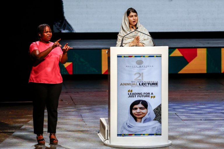 Eine Friedensnobelpreisträgerin, Malala Yousafzai, würdigt anlässlich seines zehnten Todestags einen anderen Friedensnobelpreisträger: Nelson Mandela. AFP