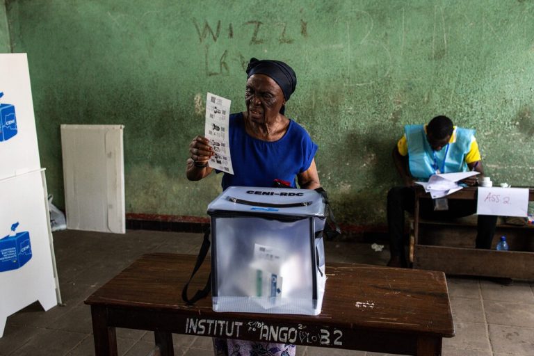 Eine Wählerin bereitet sich darauf vor, in Kinshasa in der Demokratischen Republik Kongo ihre Stimme abzugeben. 50 Millionen Kongolesen sind aufgerufen, zu den Wahlurnen zu gehen. AFP