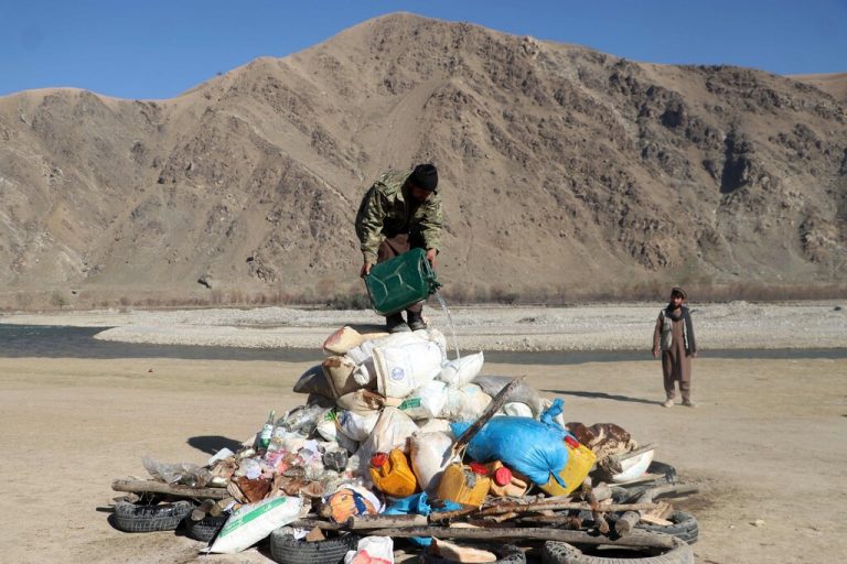 Einen kurzen Prozess macht dieses afghanische Sicherheitspersonal mit beschlagnahmten Drogen und anderen verbotenen Substanzen: Sie werden verbrannt. AFP