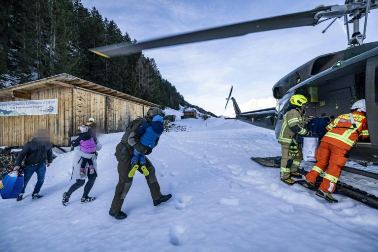Einsatzkräfte bei einem Evakuierungsflug am Mittwoch. APA/BUNDESHEER/ARNO MELICHAREK