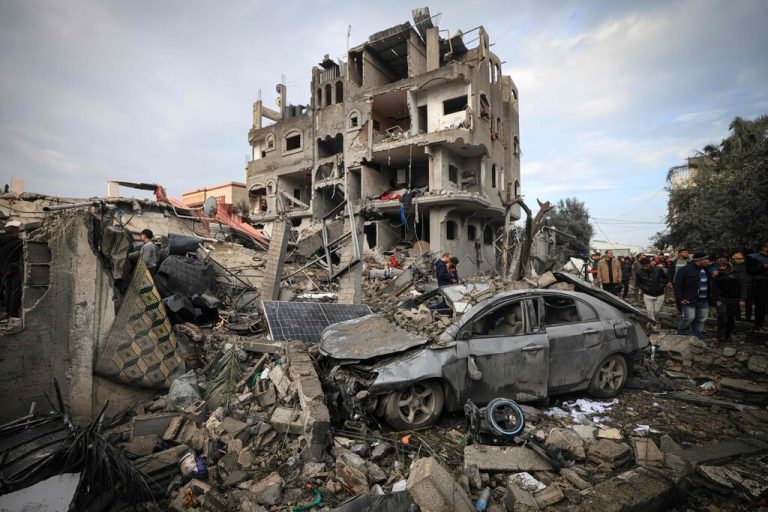 Einwohner des Flüchtlingslagers Al-Maghazi begutachten die Schäden nach einem nächtlichen israelischen Angriff auf vermeintliche Hamas-Stellungen. AFP