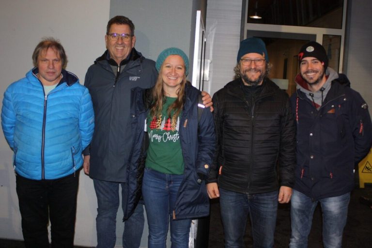 Eismeister Markus Summer, GR Helmut Jenny und die Gemeindemitarbeiter Stefanie Kollmann-Obwegeser, Wilfried Ammann und Andreas Wally informierten die Bürger über die Kunsteisbahn Gastra. VN-TK
