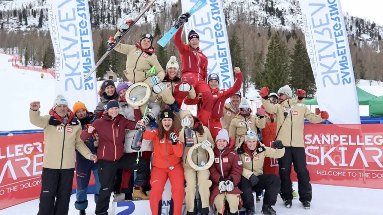 Emily Schöpf (links) und Lisa Grill werden von ihren Teamkolleginnen gefeiert, in der Mitte Magdalena Egger.Ski Austria