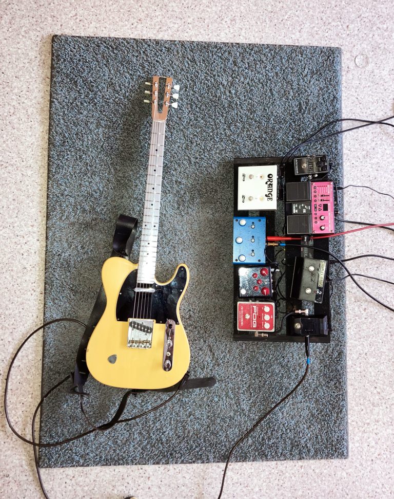 Der Künstler arbeitet mit Gitarre und Verstärker.