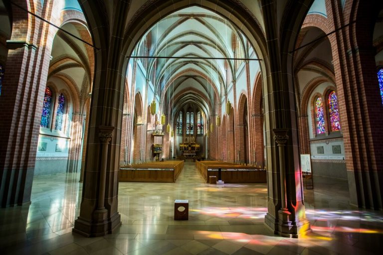 Die Inflation kennt keine Gnade: Auch der Kirchen­beitrag wird teurer. »A4
