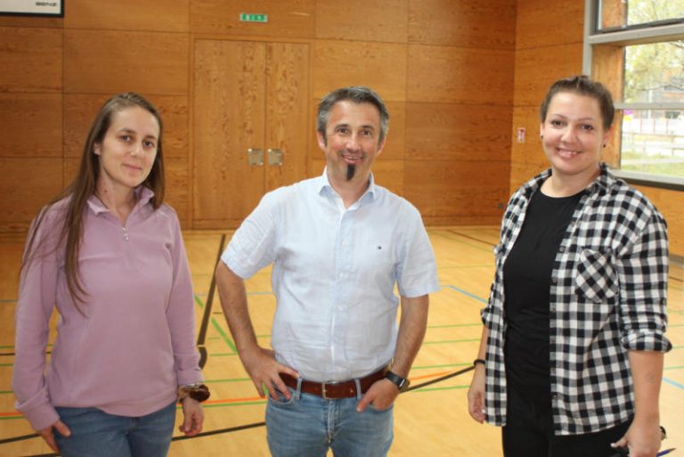 Bürgermeister Bachmann mit zwei Pädagoginnen der Volksschule Muntlix.