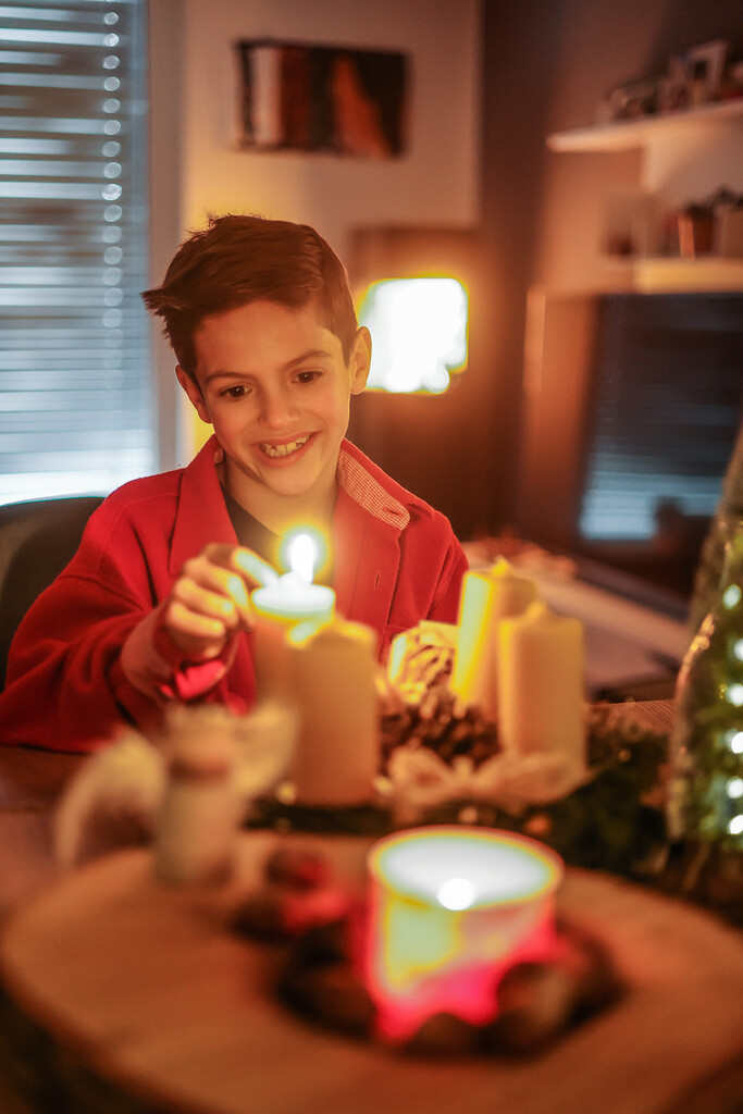 Es ist Adventzeit: Die erste Kerze brennt schon. »A6