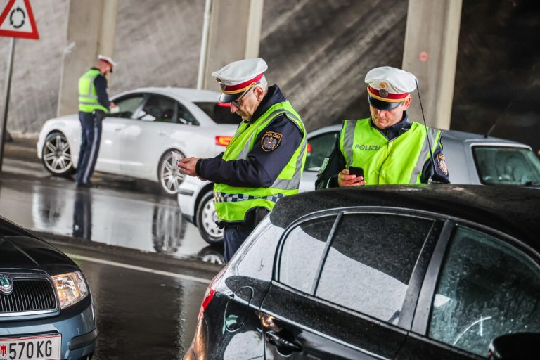 Polizei kündigt verstärkte Verkehrskontrollen in der Vorweihnachtszeit an. »A4
