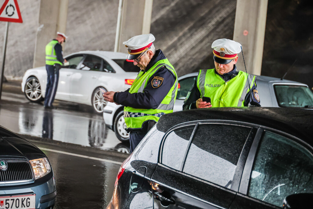 Polizei kündigt verstärkte Verkehrskontrollen in der Vorweihnachtszeit an. »A4