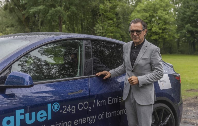 <p class="caption">Frank Obrist ist der Vater dieser Technologien (im Bild mit einem Tesla, der auf aFuel umgerüstet wurde. <span class="copyright">VN/Paulitsch</span></p>