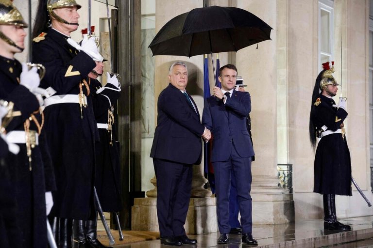 Frankreichs Präsident Emmanuel Macron begrüßt Ungarns Premierminister Viktor Orbán zu Gesprächen im Präsidentenpalast Elysée in Paris. AFP