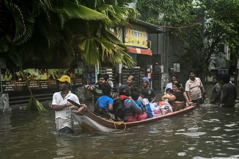 Freiwillige Helfer steuern ein Boot, um Bewohner aus einem überschwemmten Gebiet in Chennai zu evakuieren. Acht Menschen kamen bei den schweren Überschwemmungen ums Leben, als der Zyklon Michaung an der Südostküste Indiens auf Land traf. AFP