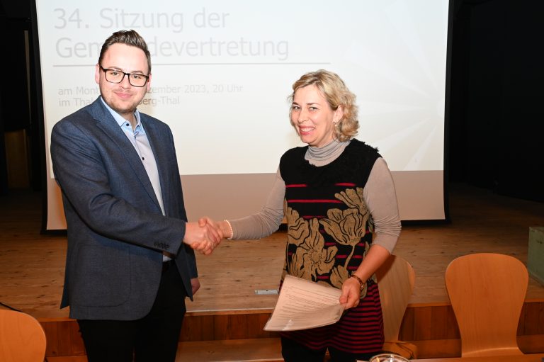 Gemeindesekretärin Beate Läßer-Malz gratulierte dem frisch gewählten Gemeindeoberhaupt.
