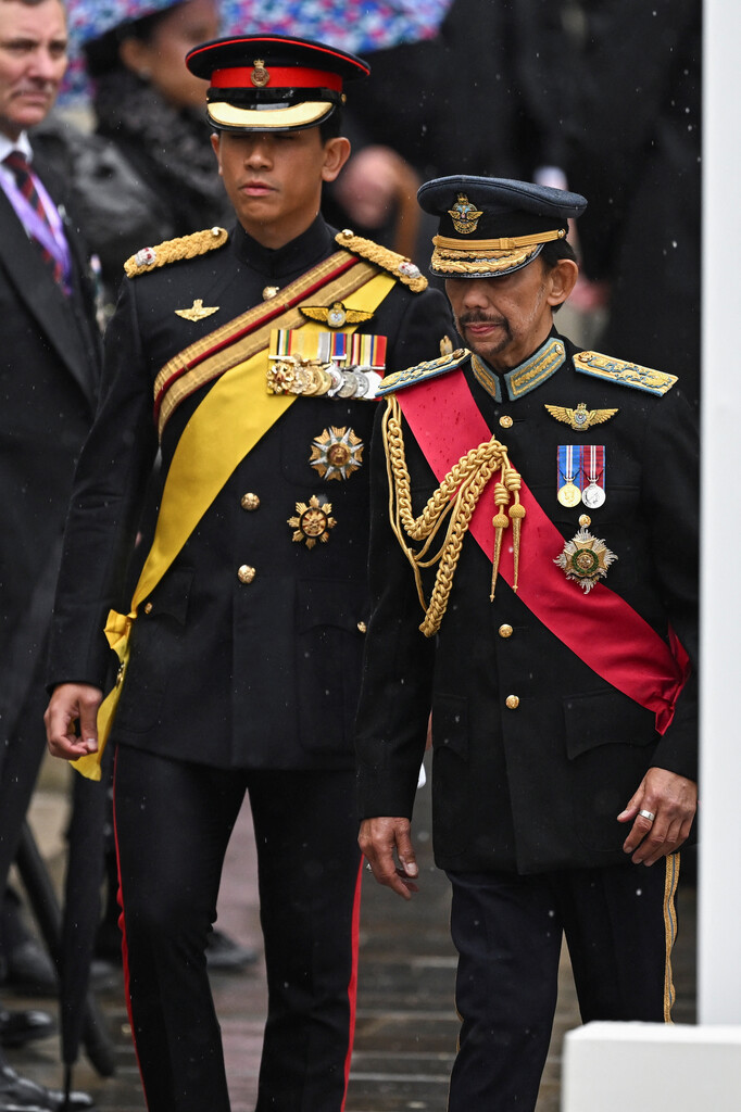 Gleich zu Jahresbeginn wird in Brunei ausgiebig gefeiert. Seine Königliche Hoheit Prinz Abdul Mateen und Anisha Isa Kalebic zelebrieren Hochzeit. Lange war gar nicht bekannt, dass der vierte Sohn von Sultan Hassanal Bolkia eine Freundin hat. Der 32-jährige Mateen und Anisha kennen sich bereits seit Kindertagen. Viel ist über die Braut nicht bekannt. Außer, dass ihr Bruder Danial Isa Kalebic ein guter Freund ihres Bräutigams ist. Ihr Großvater Pehin Dato Haji Isa ist Gründer der Royal Brunei Airlines und ein Sonderbeauftragter des Sultans. Die Hochzeit wird vom 7. bis 16. Jänner stattfinden. Am Anfang steht die „Heiratsantragszeremonie“, die Hochzeit selbst wird am 11. Jänner vollzogen. Beim Hochzeitsempfang mit einem opulenten Bankett werden Gäste aus aller Welt erwartet. Bräutigam Abdul Mateen ist mit 20 Milliarden Dollar Vermögen einer der reichsten Männer der Welt. REUTERS