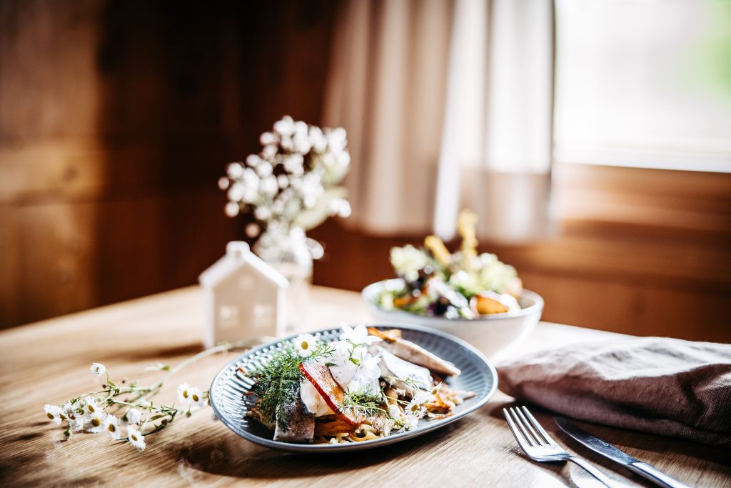 Kartoffel-Kürbis-Rösti mit geräucherter Forelle