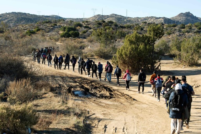 Grenzschutzbeamte eskortieren Migranten, die am Vortag illegal in die USA eingereist sind. Sie werden zu einem Flüchtlingslager in Jacumba, Kalifornien, gebracht. Dort müssen die Migranten teils unter freiem Himmel auf dem Boden der Wüste schlafen. AFP