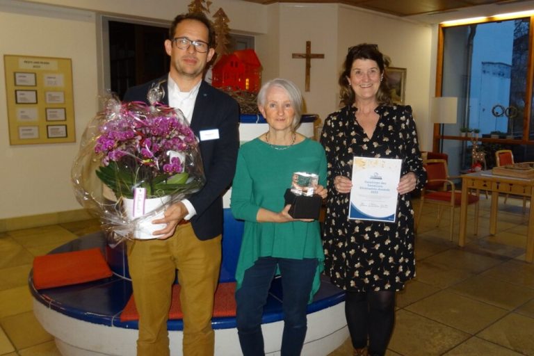 Hausleiter Alexander Welte und Pflegedienstleitung Karin Zangerle (rechts) freuen mit ehren Angelika Tschallener. Senecura (2)