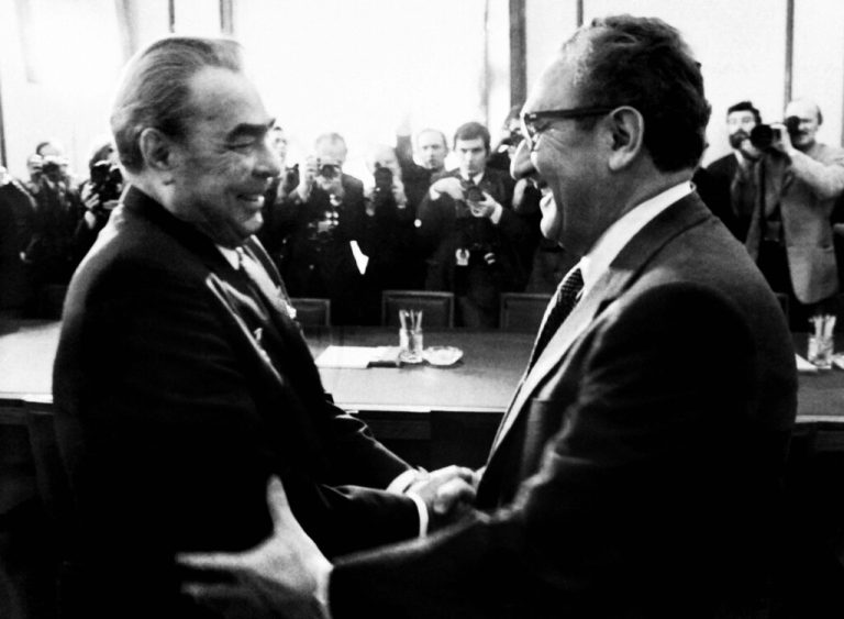 Henry Kissinger (r.) mit dem ehemaligen Generalsekretär der kommunistischen Partei der Sowjetunion, Leonid Breschnew, im Jahr 1974.