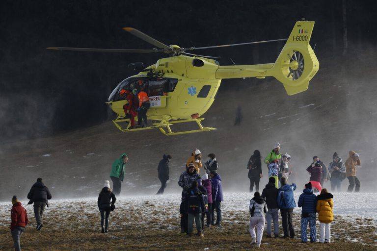 Im Hubschrauber verließ Marco Schwarz nach seinem Sturz die berühmt-berüchtigte Pista Stelvio in Bormio.ap