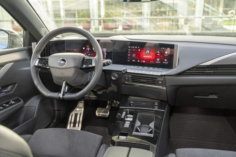 Im modernen Digital-Cockpit gibt´s noch Knöpfe und Schalter. Das passt!