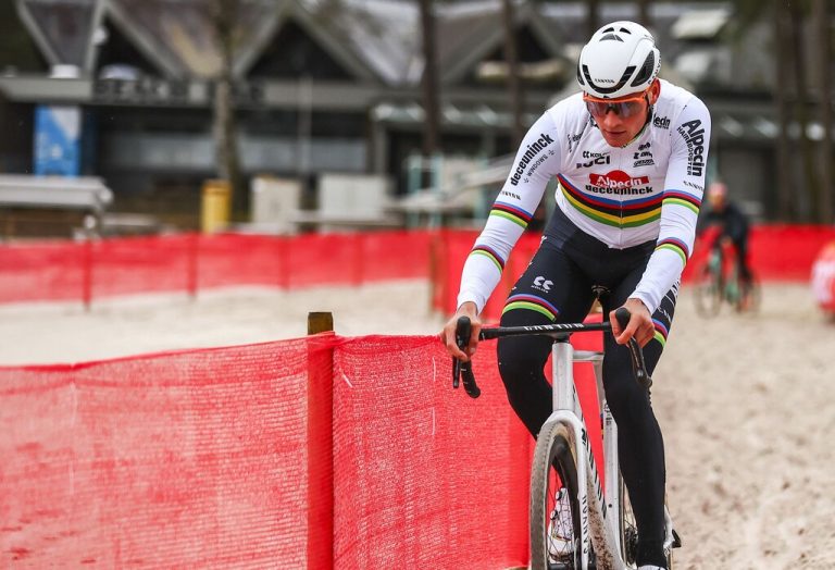 Im Weltmeistertrikot ist Mathieu van der Poel kaum zu schalgen.Apa