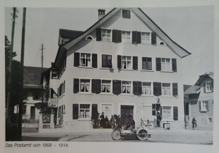 Das Postamt im Wandel: Von 1868 bis 1914 – Eröffnung des ersten Amtes im Jahr 1868, ursprünglich ansässig im Haus an der Kreuzung von Lerchenauer Straße und Bundesstraße.<span class="copyright"> CHronik Lauterach</span>