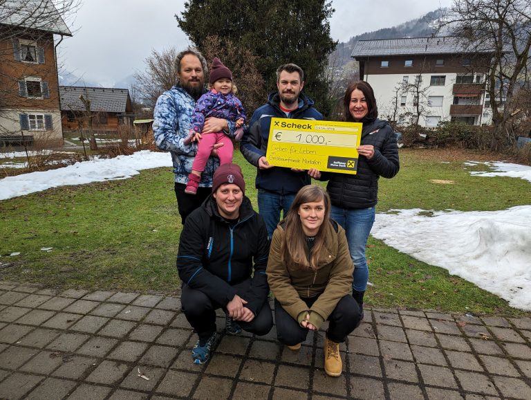 Die Christbaumfreunde bei der Übergabe des Spendenschecks an Susanne Marosch.