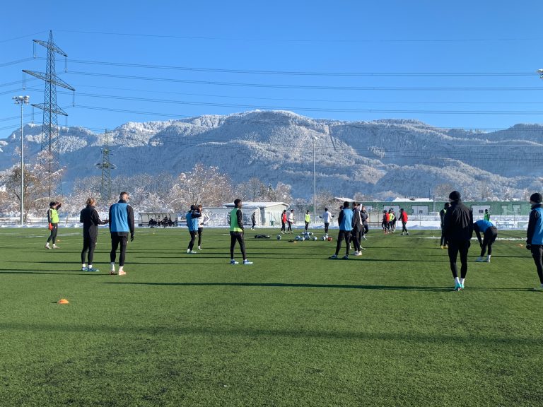 Tief verschneit zeigten sich die Bergrücken, während die Mannschaft am Sonntag ihre Trainingseinheit abspulte.