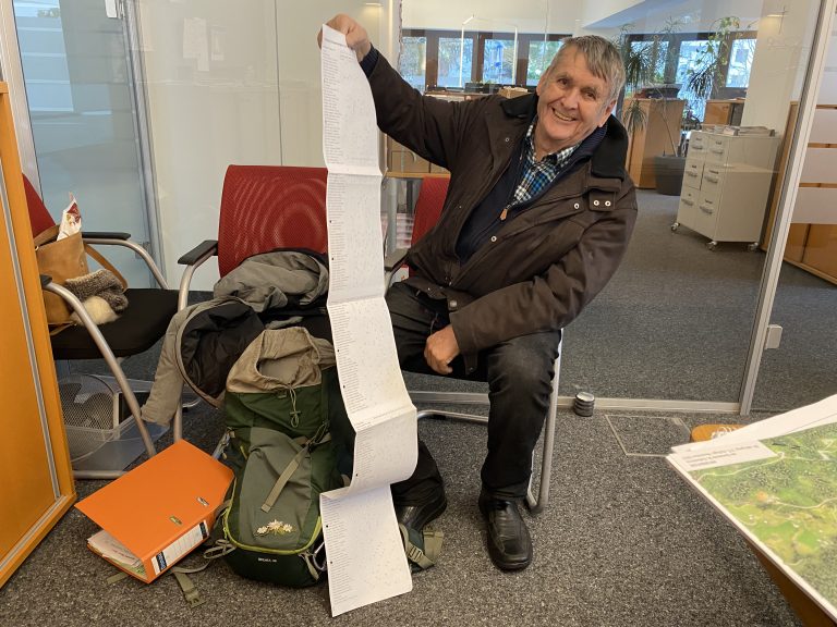 Josef Gantner zeigt seine lange Liste mit allen Wanderungen, die er geführt hat. <span class="copyright">VN/JUN</span>