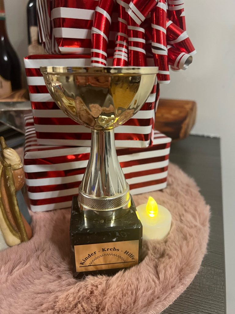 Diesen Pokal bekam das Mädchen für seine Tapferkeit. 