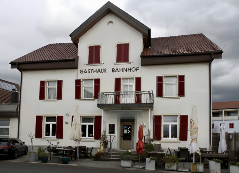 Ehemals Postamt, heute Gasthaus. Seit diesem Jahr hat das „Gasthaus Bahnhof“, einen neuen Pächter.<span class="copyright"> Gemeinde Lauterach</span>