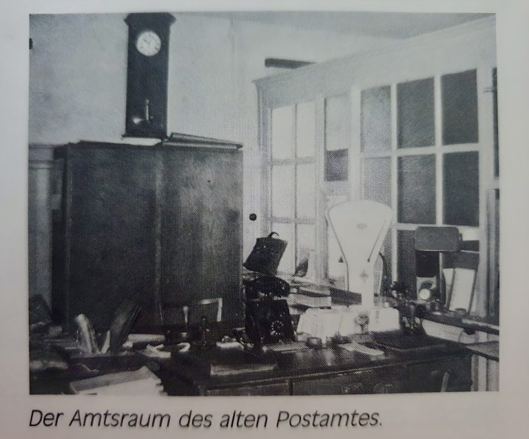 Der Amtsraum des alten Postamtes: Ein Blick in diese Vergangenheit offenbart die postalische Entwicklung und die Verbindung zwischen dem Postamt und der Gemeindegeschichte von Lauterach.  <span class="copyright">Chronik Lauterach</span>