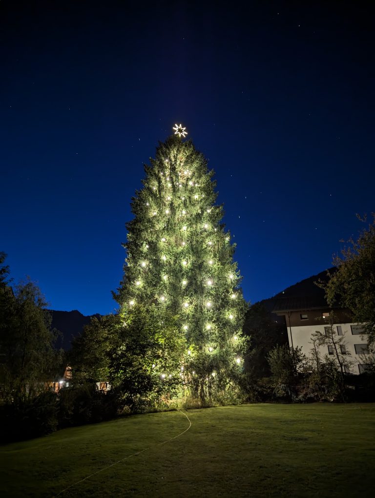Der wunderschöne illuminierte Christbaum in Schruns.