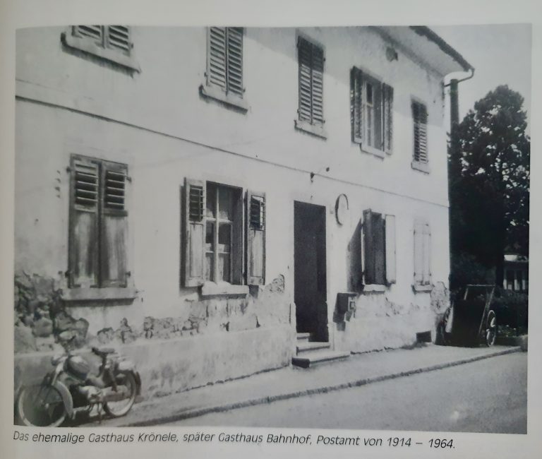 Vom Gasthaus Krönele zum Postamt (1914-1964): Das Postamt erlebte zahlreiche Veränderungen, von der Einführung von Diensten bis zur Modernisierung der Telefonanlagen.<span class="copyright"> Chronik Lauterach</span>