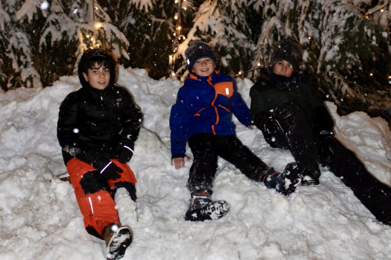 Für den weggeräumten Schnee hatten die Kids gleich eine unterhaltsame Verwendung – sie vergnügten sich in der weißen Pracht unter dem Christbaum.
