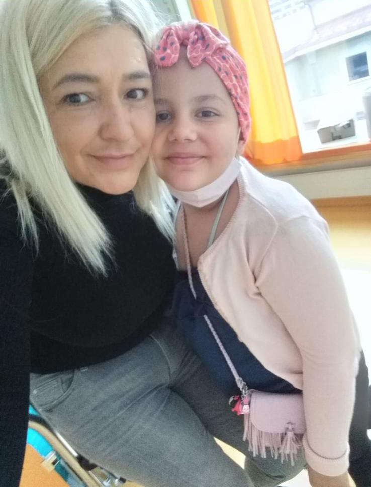 Da kämpfte Antonella (im Bild mit ihrer Mama) noch ums Überleben. 