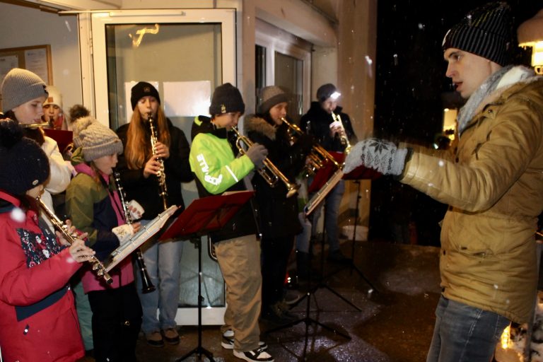 Jugendliche Musikanten stimmten auf das Märktle ein.
