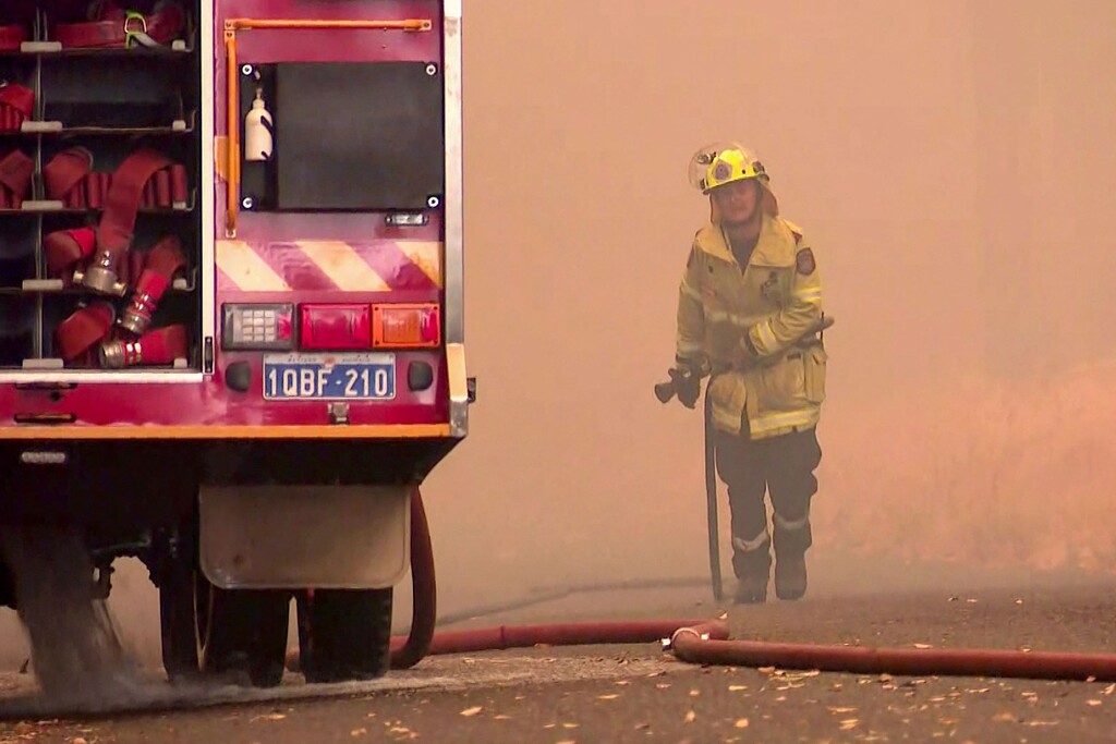 Buschbrand bedroht Vorort von Perth